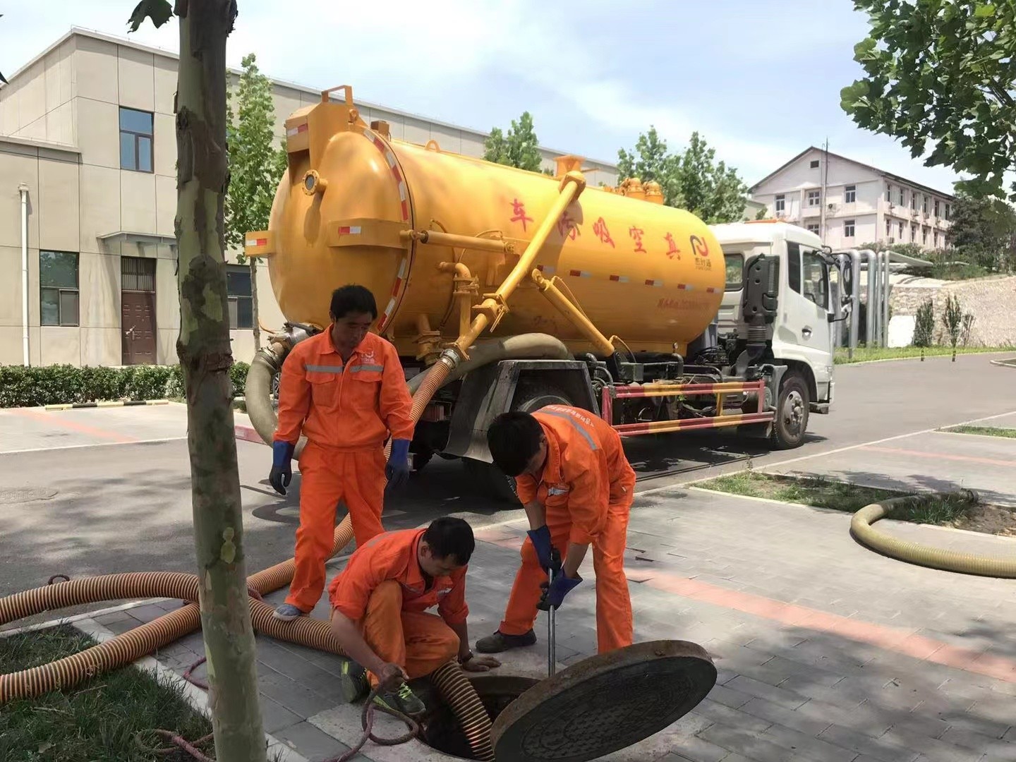 神湾管道疏通车停在窨井附近