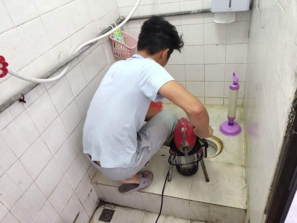 神湾管道堵塞冒臭气 专业师傅现场解决问题
