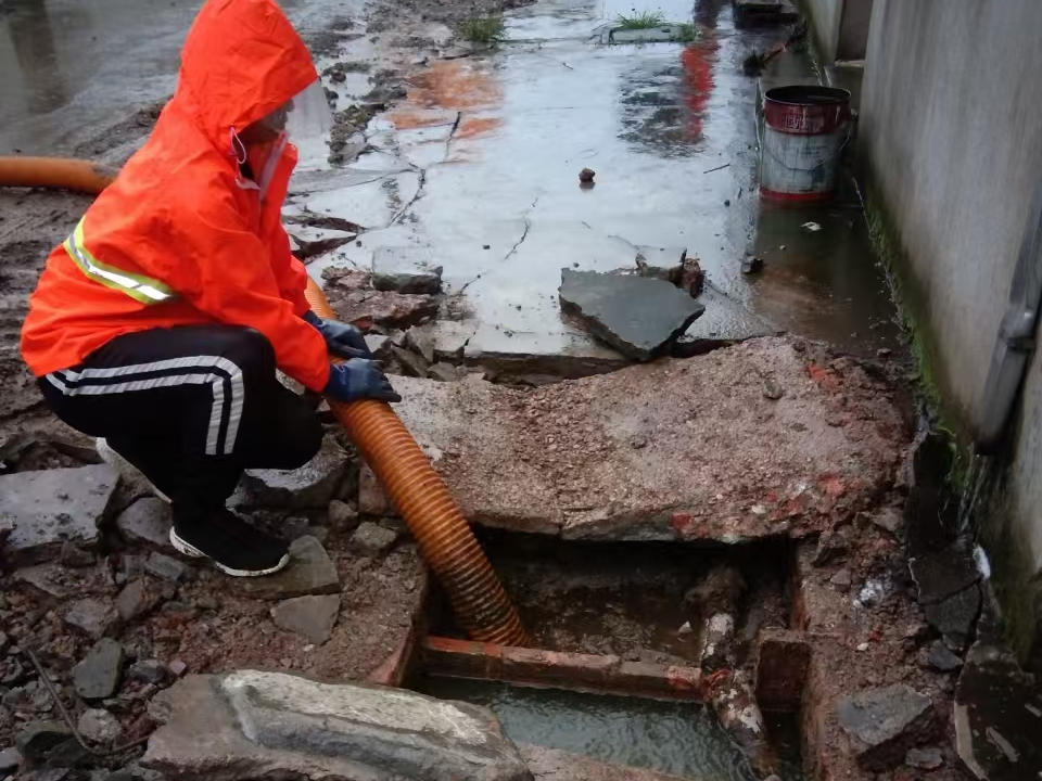 神湾专业清理污水池 炜誉市政以规范流程守护城市 “肠道”